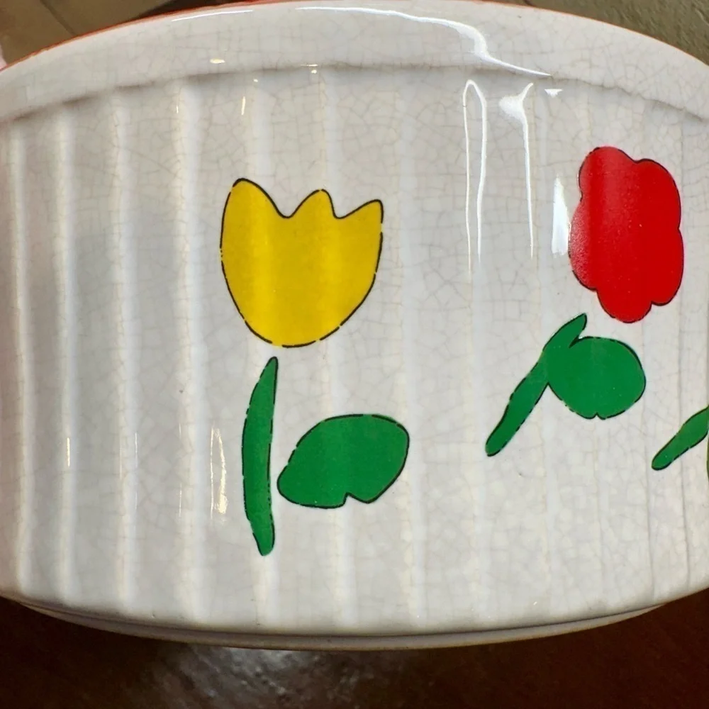 VINTAGE, TULIP SOUFFLÉ DISH/RAMEKIN. IN GOOD CONDITION. SOME CRAZING.